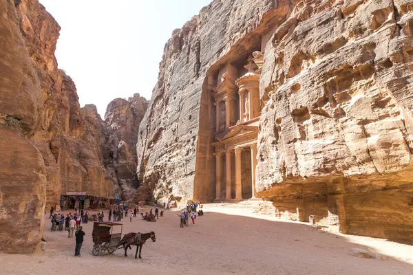 Eski Yıkık Tapınak Jordan Karşı Zemin Ayakta Tutuyoruz Hayvanlar — Stok fotoğraf