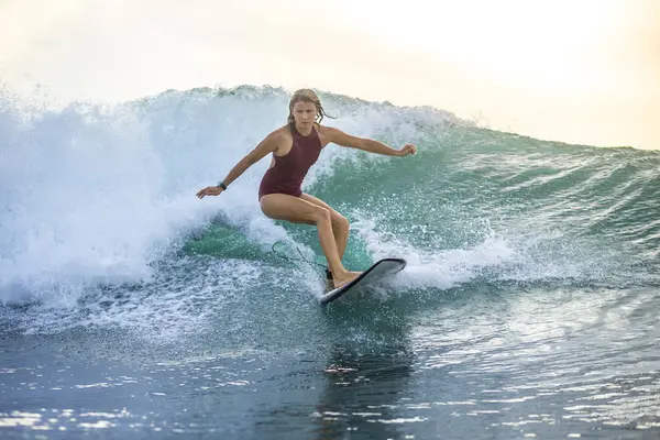 Indonesia Bali Mujer Surfeando Una Ola —  Fotos de Stock