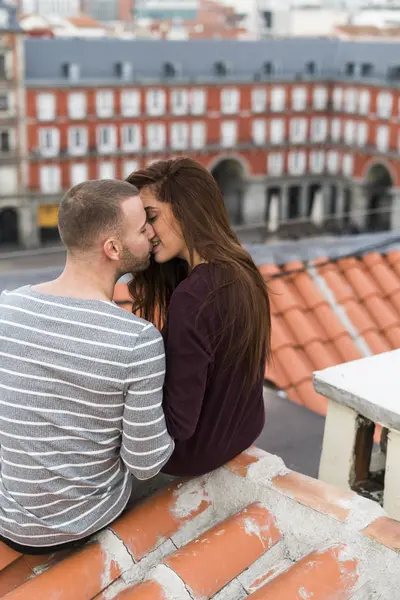 Casal Abraços Sentado Pequeno Telhado Madrid — Fotografia de Stock