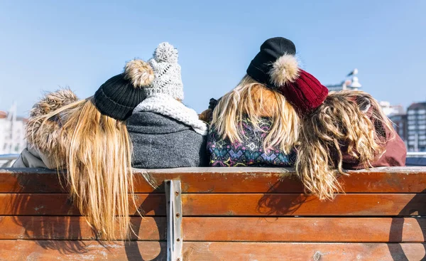 Cuatro Mujeres Jóvenes Descansando Banco Ciudad — Foto de Stock