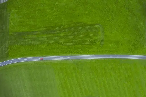 Pemandangan Udara Rumput Hijau Dan Mobil Siang Hari — Stok Foto