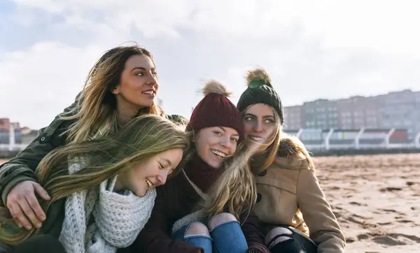 Portret Van Vier Jonge Vrouwen Het Zandstrand Stad — Stockfoto