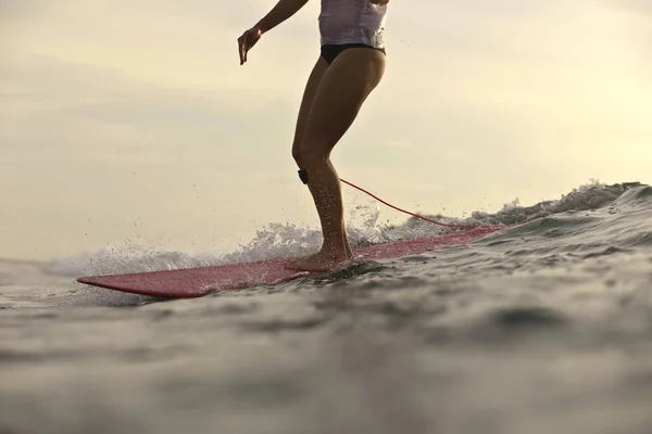 Indonesia Bali Piernas Mujer Tabla Surf — Foto de Stock