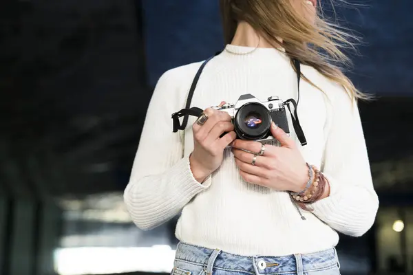 Mid Section View Girl Holding Vintage Photo Camera — Stock Photo, Image