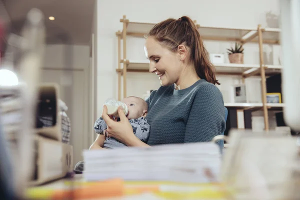 Kadın Ofis Onun Bebek Besleme — Stok fotoğraf