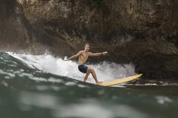 Indonesia Java Hombre Confiado Surfeando Mar — Foto de Stock