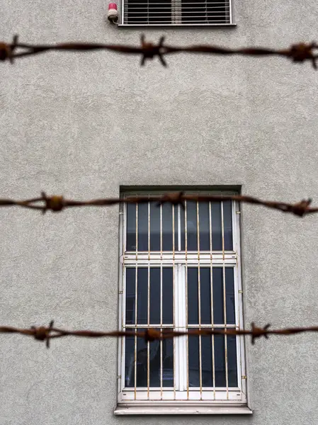 Gitterfenster Hinter Stacheldraht — Stockfoto