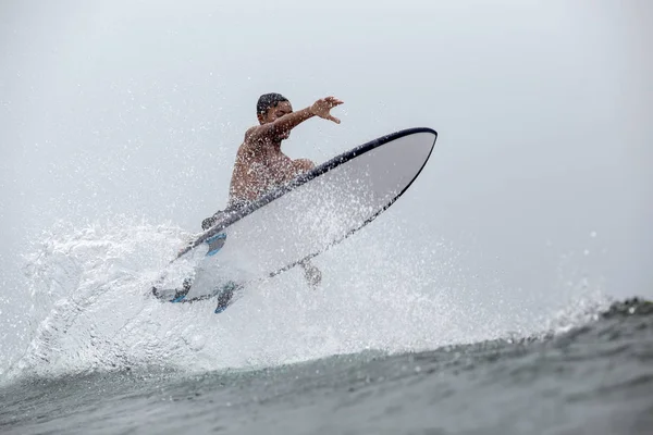 Indonésia Java Homem Surfando Onda Oceano — Fotografia de Stock