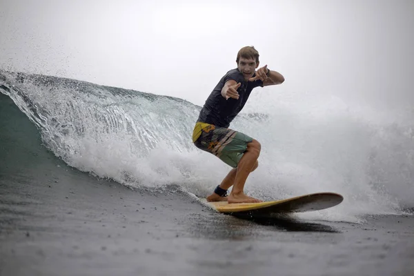 Indonezja Java Man Surfing Pozowanie Ocean — Zdjęcie stockowe