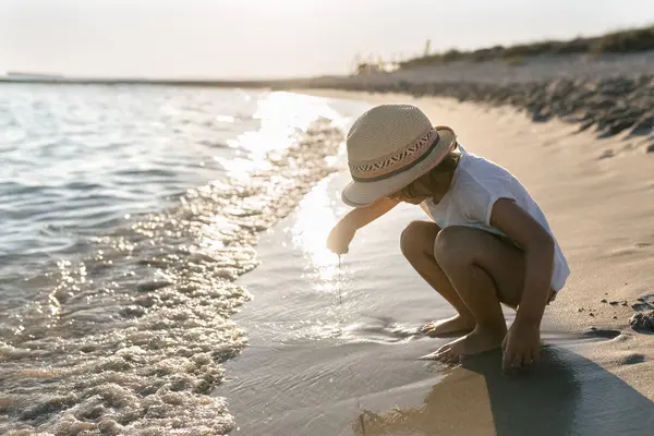 Meisje Spelen Het Strand Son Bou Beach Balearen Spanje — Stockfoto