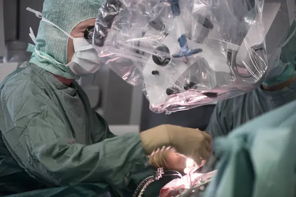 Neurocirurgião Olhando Através Microscópio Durante Uma Operação — Fotografia de Stock
