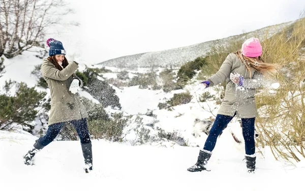 Asturien Spanien Zwei Freunde Spielen Schnee — Stockfoto