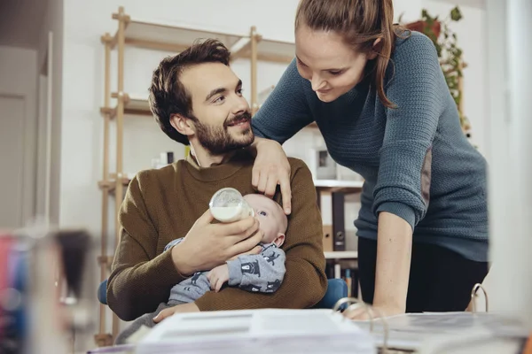 Mère Regardant Papa Nourrir Bébé Dans Bureau Maison — Photo