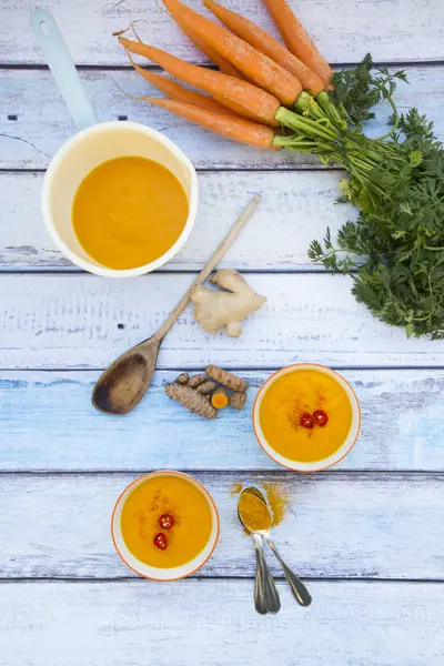 Soupe de curcuma aux carottes au gingembre et au chili — Photo