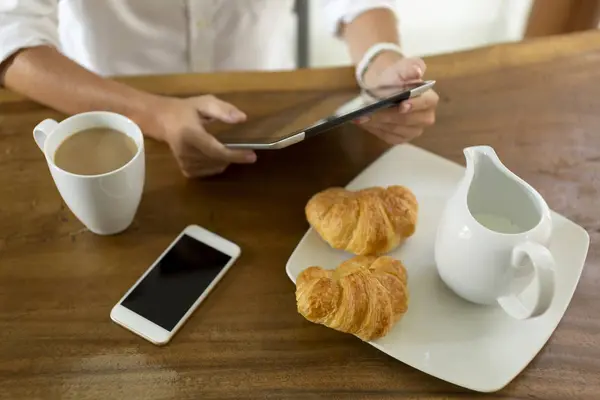 Woman Using Tablet Breakfast Table — Stock Photo, Image