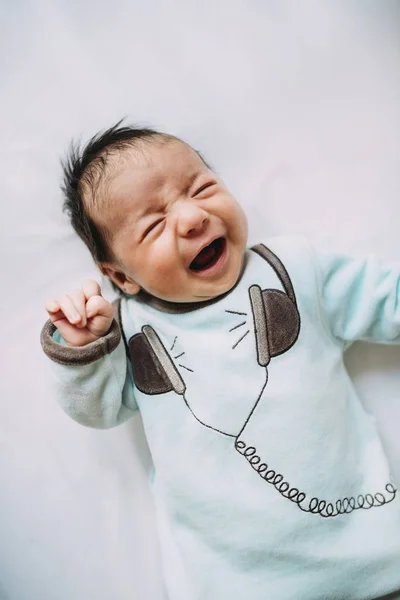 Nyfödd Baby Flicka Gråter Sängen — Stockfoto