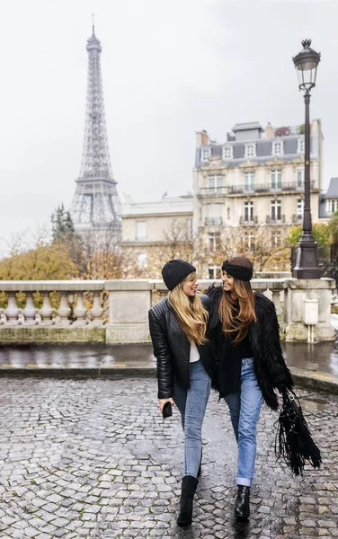París Francia Dos Mejores Amigos Caminando Por Calle Con Torre —  Fotos de Stock