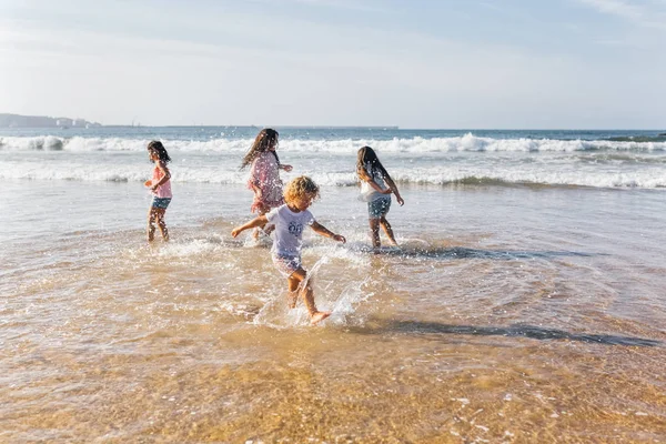 Groep Van Kinderen Spelen Het Strand Gijn Asturias Spanje — Stockfoto