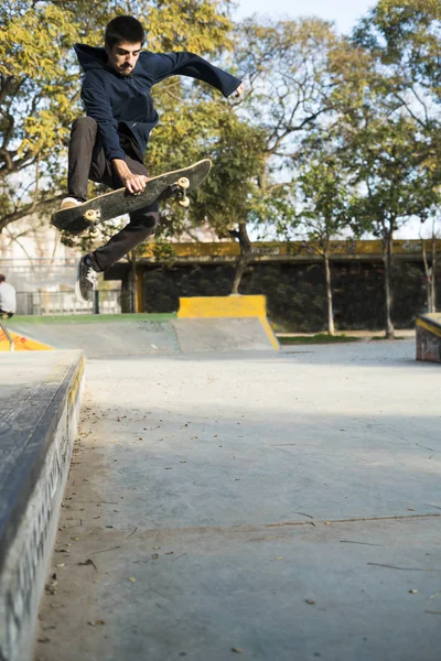 Skatebard スケート公園でランプでジャンプにだましスケーター少年 — ストック写真