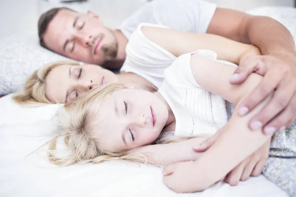 Câlins Famille Dormir Ensemble Dans Lit — Photo