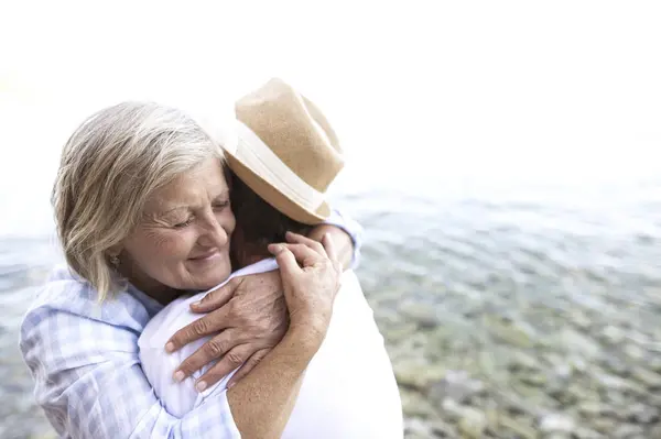 Aktiva Söta Senior Par Kramas Tillsammans Stranden — Stockfoto