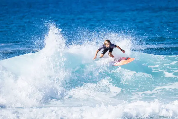Adolescente Surfeando Olas Mar —  Fotos de Stock
