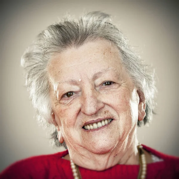 Porträt Einer Lächelnden Seniorin Die Die Kamera Blickt — Stockfoto