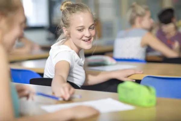 Vrouwelijke Student Leningen Pen Tijdens Klasse Hoorcollege — Stockfoto