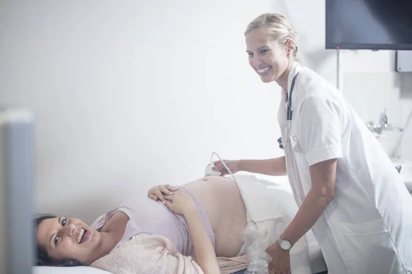 Doctor Hospital Doing Sonogram Pregnant Woman — Stock Photo, Image