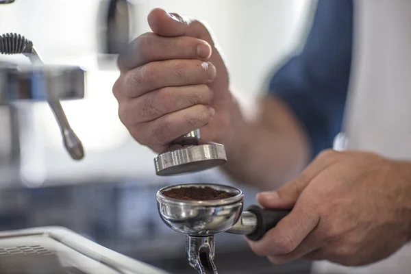 Barista Con Macchina Caffè Espresso — Foto Stock