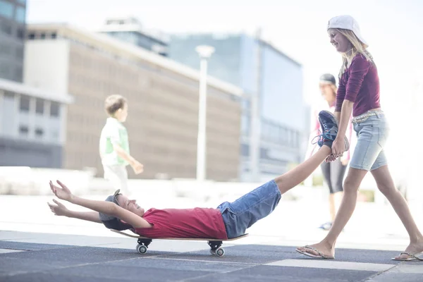 通りでスケート ボードを楽しんで幸せな子供 — ストック写真