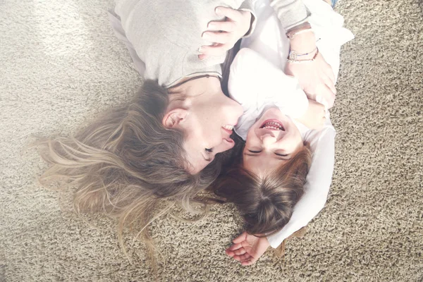 Mère Petite Fille Couchées Sur Tapis Amusant — Photo