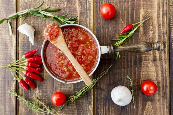 Saucepan Saus Tomat Buatan Sendiri Dan Bahan Bahan Kayu — Stok Foto
