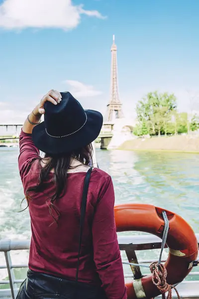 França Paris Vista Para Trás Mulher Barco Turismo Que Olha — Fotografia de Stock