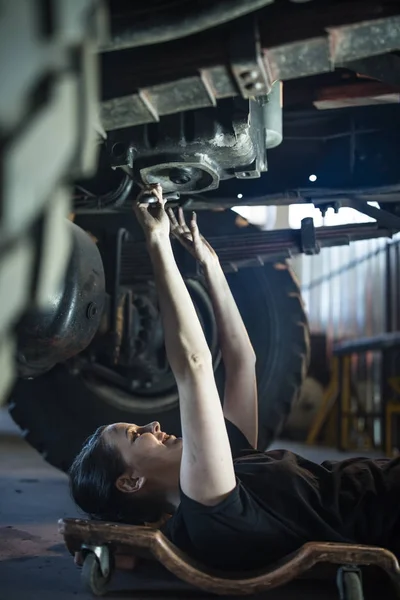 Mécanicien Féminin Travaillant Atelier Des Pompiers Couché Sur Rampant — Photo