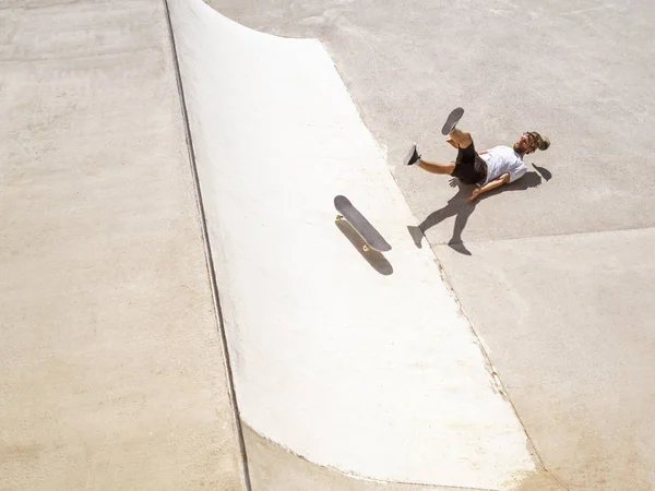 Jovem Que Cai Com Skate Parque Skate — Fotografia de Stock