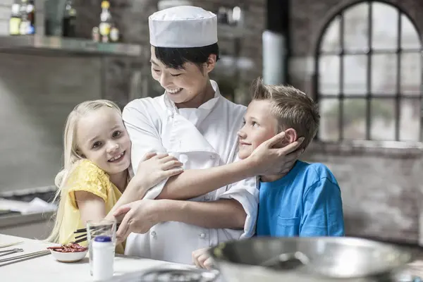 Frères Sœurs Embrassent Chef Cours Cuisine — Photo