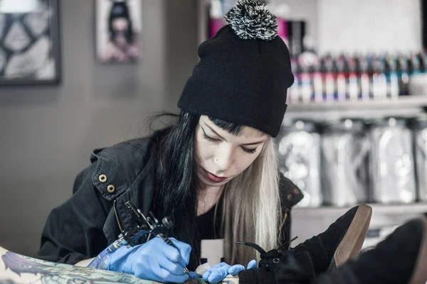 Mujer Tatuadora Tatuando Una Pierna — Foto de Stock