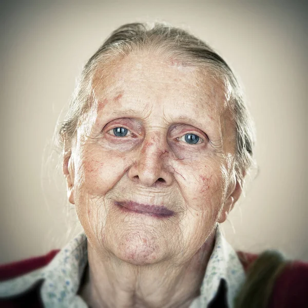 Retrato Una Mujer Mayor Sonriente Mirando Cámara — Foto de Stock