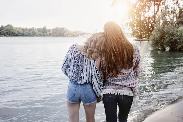 Porträt Zweier Mädchen Teenager Alter Die Fluss Stehen — Stockfoto