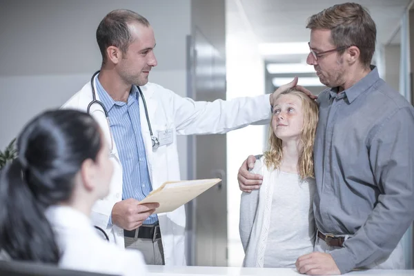 Orvos Megérintette Lány Homlokát Kórházban — Stock Fotó