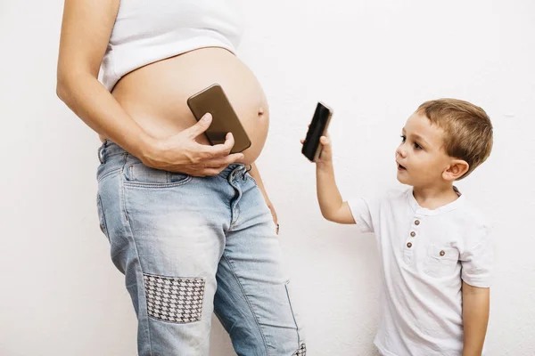 Mãe Grávida Filho Brincando Com Telefones Inteligentes — Fotografia de Stock