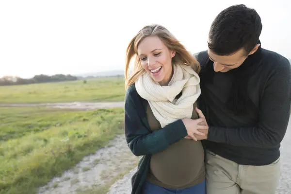 Happy Expectant Parents Rural Landscape — Stock Photo, Image