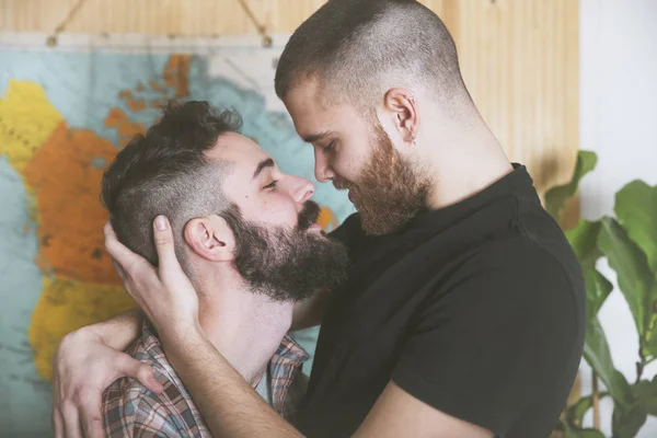 Jovem Gay Casal Amor Cara Cara — Fotografia de Stock