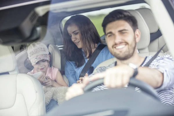 Szczęśliwa Rodzina Podróż Samochodzie — Zdjęcie stockowe