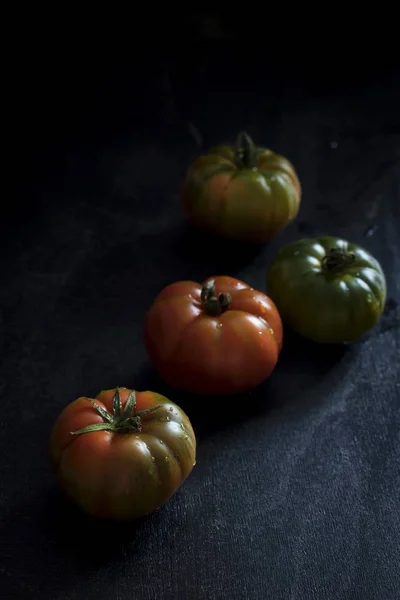 Frische Tomaten Mit Wassertropfen Auf Dunklem Hintergrund — Stockfoto