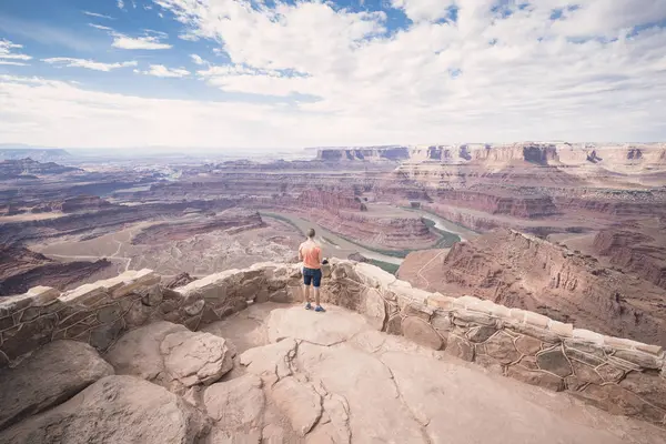 Usa Utah Young Man Standing Dead Horse Point Looking Colorado — Stock Photo, Image