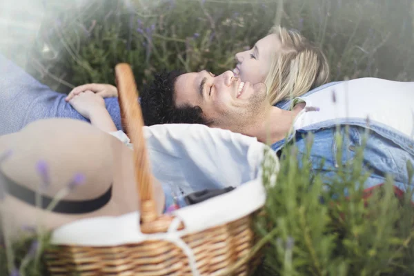 Junges Paar Liegt Mit Korb Lavendelfeld — Stockfoto