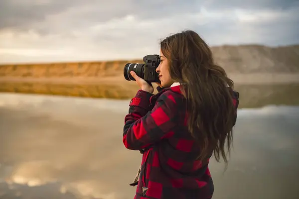 若い女性のビーチで写真を撮る — ストック写真