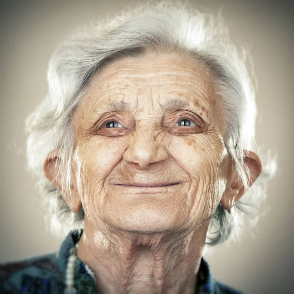 Portret Van Kalm Senior Vrouw Zoek Opzij — Stockfoto